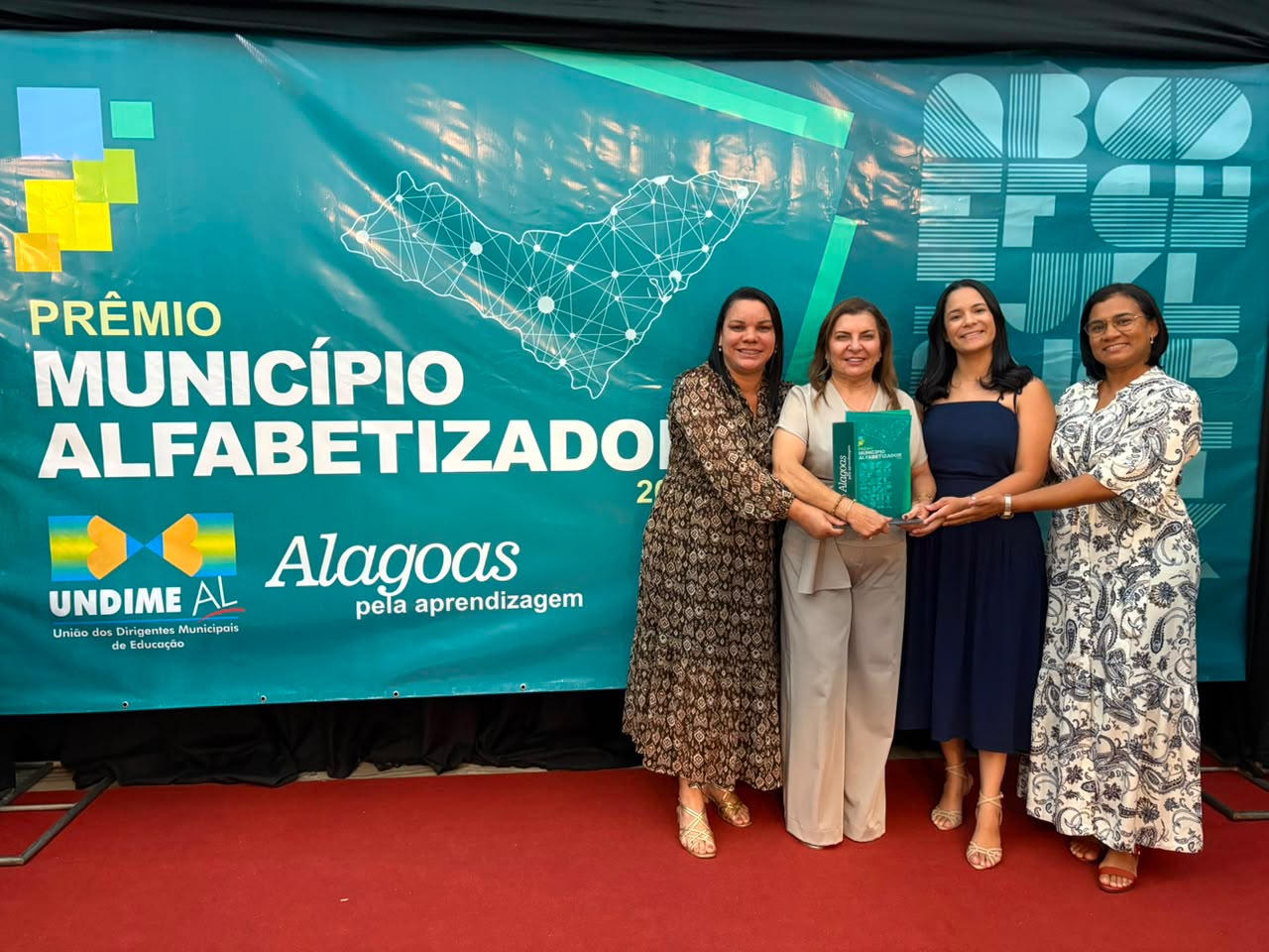 Atalaia conquista o Prêmio Município Alfabetizador 2025